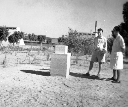 משה לוי (מימין) וחברו בנימין ברגר, ליד אבן הפינה של מכון ויצמן, 1946